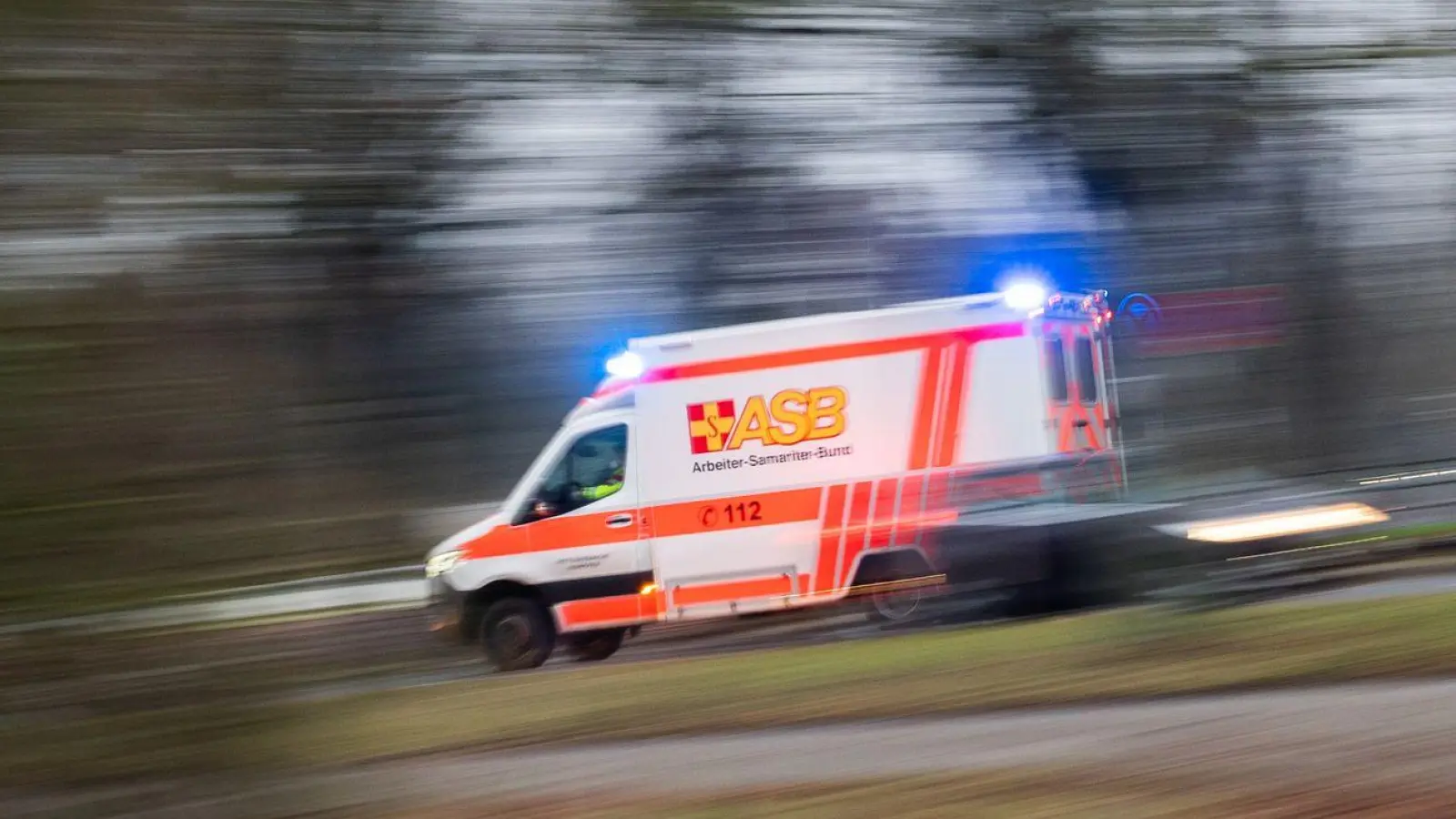 Drei Personen wurden schwer und zwei leicht verletzt. (Symbolbild) (Foto: Julian Stratenschulte/dpa)