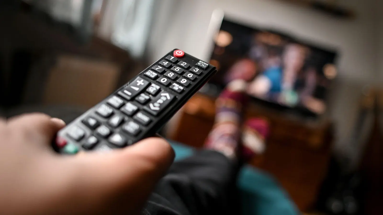 Viele Haushalte können bis Ende Mai entscheiden, ob sie ihren Kabel-TV-Vertrag kündigen oder verlängern möchten. (Foto: Britta Pedersen/dpa-Zentralbild/dpa-tmn)
