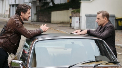 Die Kommissare Thorsten Lannert (Richy Müller; rechts) und Sebastian Bootz (Felix Klare) treffen in diesem Fall auf zwei Welten, die aufeinanderprallen.  (Foto: Benoît Linder/ARD/SWR/dpa)