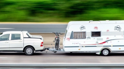 In Deutschland dürfen sich während der Fahrt weder Kinder noch Erwachsene im Wohnwagen aufhalten. (Foto: Hauke-Christian Dittrich/dpa)