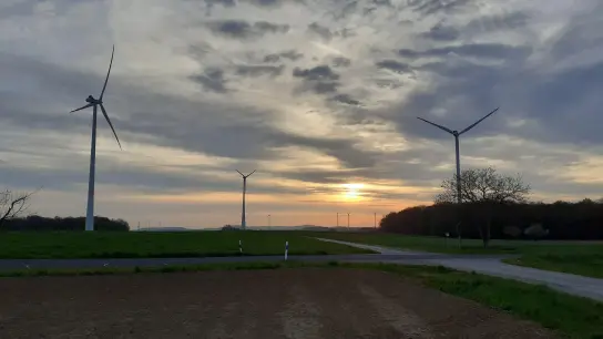Aus drei Anlagen besteht aktuell der Windpark bei Hemmersheim. Trotz eines eher unterdurchschnittlichen Windjahres 2022 produzierte er mehr Strom, als die Kalkulation dies vorgegeben hatte. (Foto: Kilian Lesch)