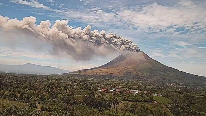 Die Aschesäule über dem Vulkan war dreieinhalb Kilometer hoch. (Foto: Geological Ageny Indonesia/dpa)