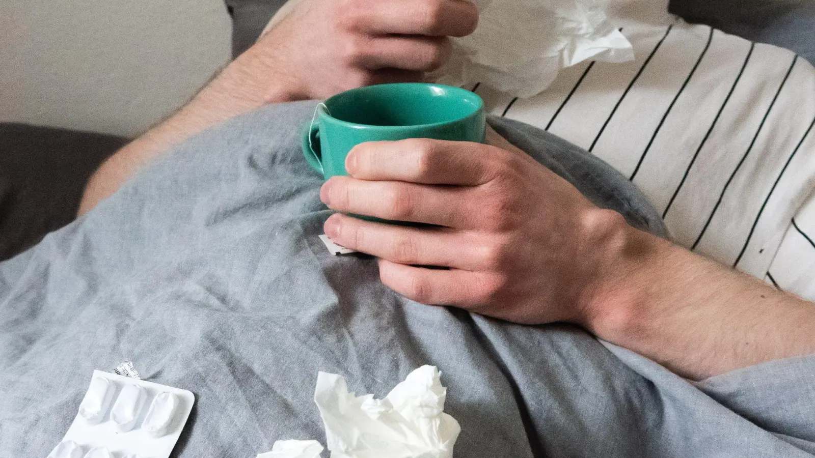 „Leisure Sicknes“: Einer Studie zufolge kennen viele Menschen das Phänomen, ausgerechnet an freien Tagen Krankheitssymptome zu erleben. (Symbolbild) (Foto: Philip Dulian/dpa)