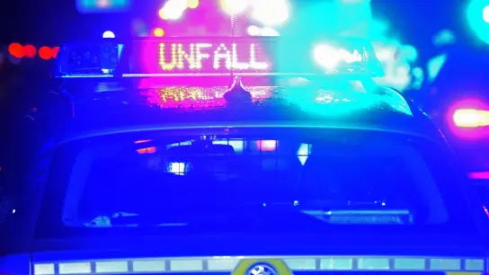 Ein Streifenwagen der Polizei steht mit Blaulicht an einer Unfallstelle. (Foto: Stefan Puchner/dpa/Symbolbild)