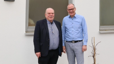 Georg Habelt (links) übergab seine Aufgaben an Hermann Leistner (rechts). Der neue hauptamtliche Geschäftsführer soll auch die Verwaltung der Diakonie für die neuen Aufgabenfelder aufbauen. (Foto: Martina Haas)