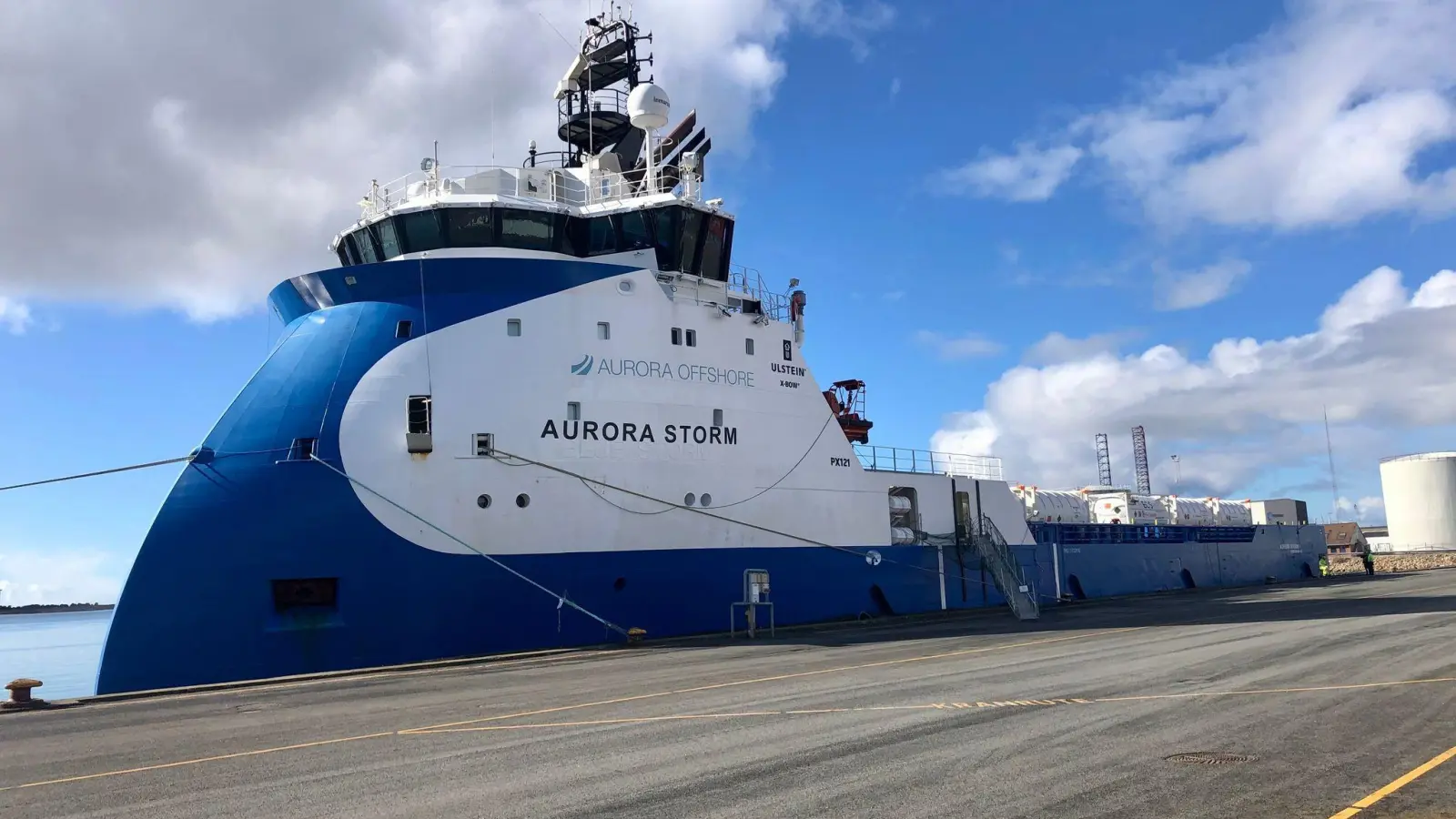 Die „Aurora Storm” liegt im Hafen. Das Schiff transportiert CO2 zur Offshore-Plattform Nini-West. Von dort wird es in das ausgeförderte Ölfeld eingespeist. (Foto: Steffen Trumpf/dpa)