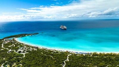 Die Half Moon Cay ist eine Privatinsel des Carnival-Konzerns - 2026 wird hier ausgebaut, unter anderem entsteht ein zweiter Pier. (Foto: Carnival Cruises/dpa-tmn)