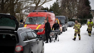 Bei der Suche nach einem Eisbader haben Einsatzkräfte nicht nur einen toten Mann gefunden, sondern auch eine Kamera. (Foto: Philip Dulian/dpa)