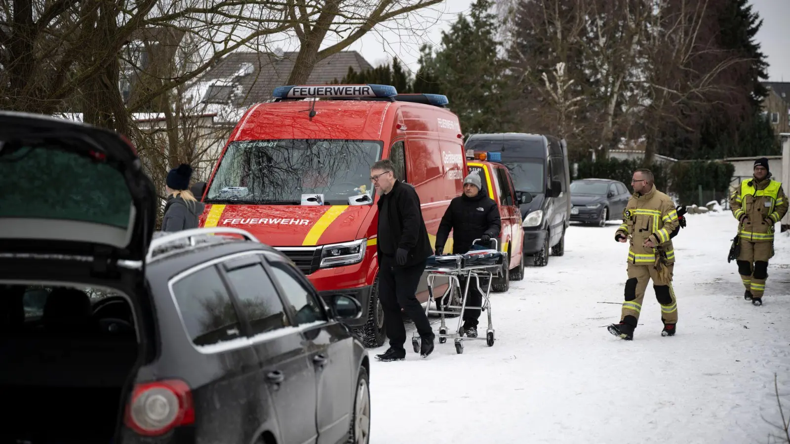 Bei der Suche nach einem Eisbader haben Einsatzkräfte nicht nur einen toten Mann gefunden, sondern auch eine Kamera. (Foto: Philip Dulian/dpa)