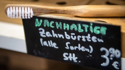 Für einen Teil der Konsumentinnen und Konsumenten spielt die Frage, ob ein Produkt das Kriterium „Nachhaltigkeit“ erfüllt, eine Rolle bei der Kaufentscheidung. (Symbolbild) (Foto: Sina Schuldt/Deutsche Presse-Agentur GmbH/dpa)