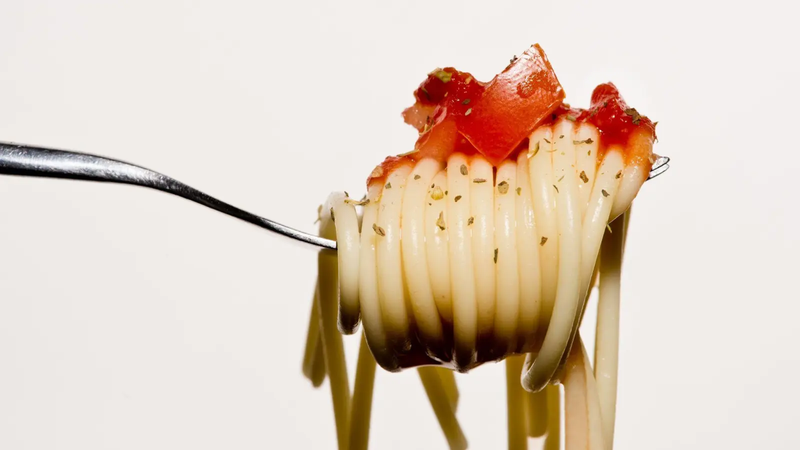 Es muss nicht immer das Brötchen mit Marmelade zum Frühstück sein. Man kann auch mit ein paar Gabeln Spaghetti in den Tag starten. (Foto: Franziska Gabbert/dpa-tmn)