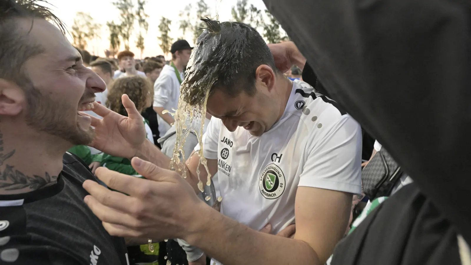 Die rituelle Bierdusche nach dem Aufstieg. (Foto: Martin Rügner)