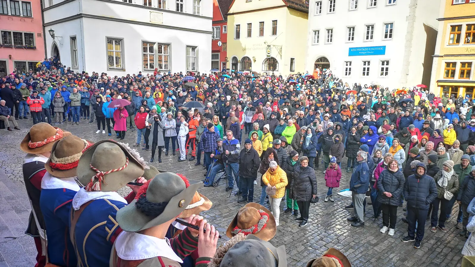 Etwa 700 Menschen nahmen an der Kundgebung in Rothenburg teil. Ein musikalisches Zeichen des Protests gegen die drohende Herabstufung der Klinik setzte eine Abordnung des Meistertrunk-Spielmannszugs. (Foto: Jürgen Binder)