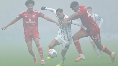 Elversbergs Torjäger Younes Ebnoutalib wird gut abgeschirmt von der Fortuna.  (Foto: Uwe Anspach/dpa)