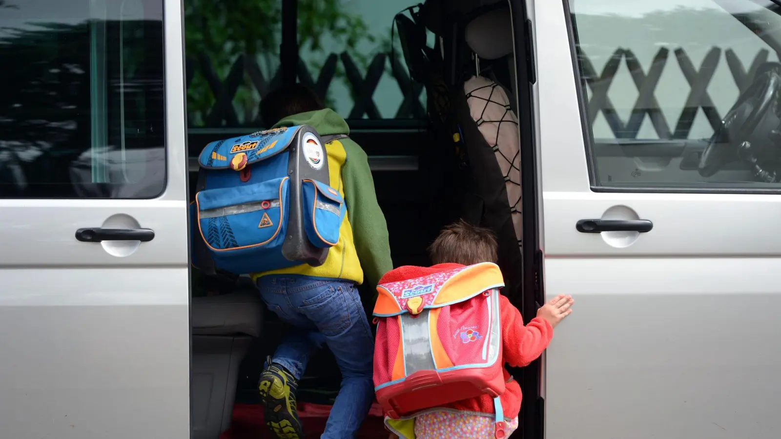 Nach Angaben der DAK sind viele Kinder im Auto noch immer Zigarettenrauch ausgesetzt. (Symbolbild) (Foto: Ralf Hirschberger/dpa-Zentralbild/dpa)