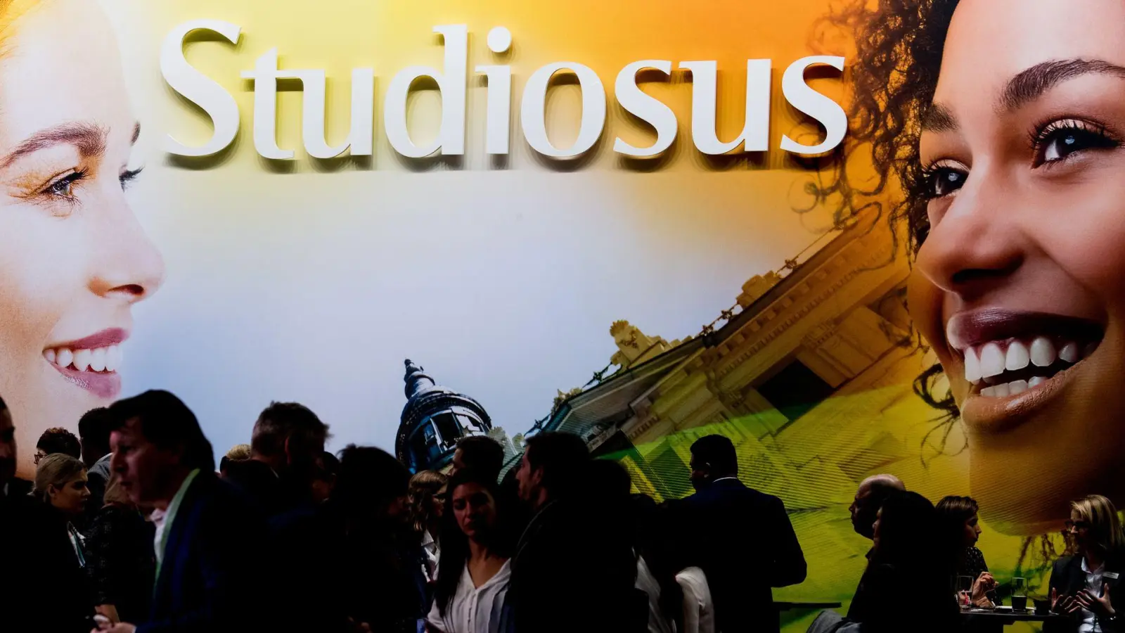 Nach Angaben des Reiseveranstalters hätten die Reisenden im Oman ohnehin bis zum kommenden Wochenende zurückkehren sollen. (Archivbild) (Foto: Soeren Stache/dpa)