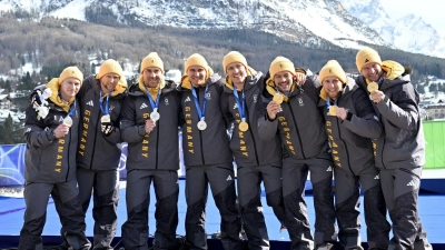 Silber und Gold für die deutschen Bobfahrer gab es im Vierer. Für Felix Straub (4. von links) war es die erste Medaille bei den Olympischen Spielen. (Foto: Robert Michael/dpa)