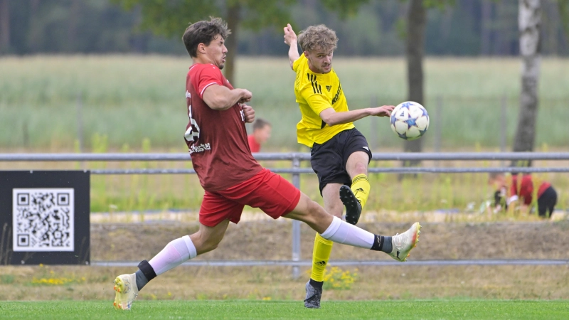 Beim Auftakt unterlag der TV Dietenhofen (links Felix Schuster) dem SV Losaurach (Max Stirnweiß) mit 0:2. Am Sonntag muss der TVD nach Raitersaich, Aufsteiger Losaurach empfängt zur Heimpremiere den SV Ornbau-Weidenbach.  (Foto: Martin Rügner)