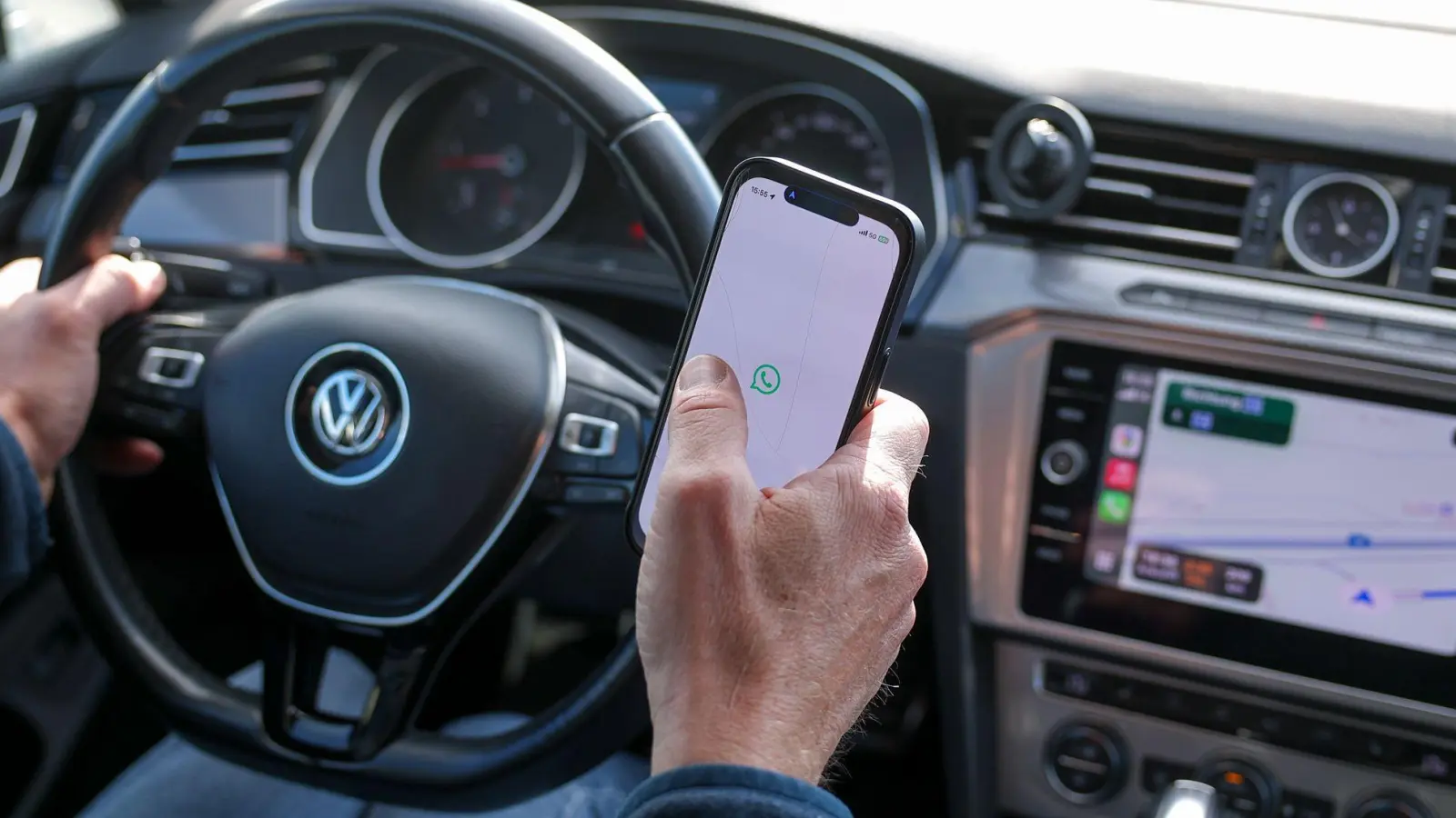 Bloß nicht ablenken lassen: So bleiben Sie beim Autofahren konzentriert. (Foto: Jan Woitas/dpa/dpa-tmn)