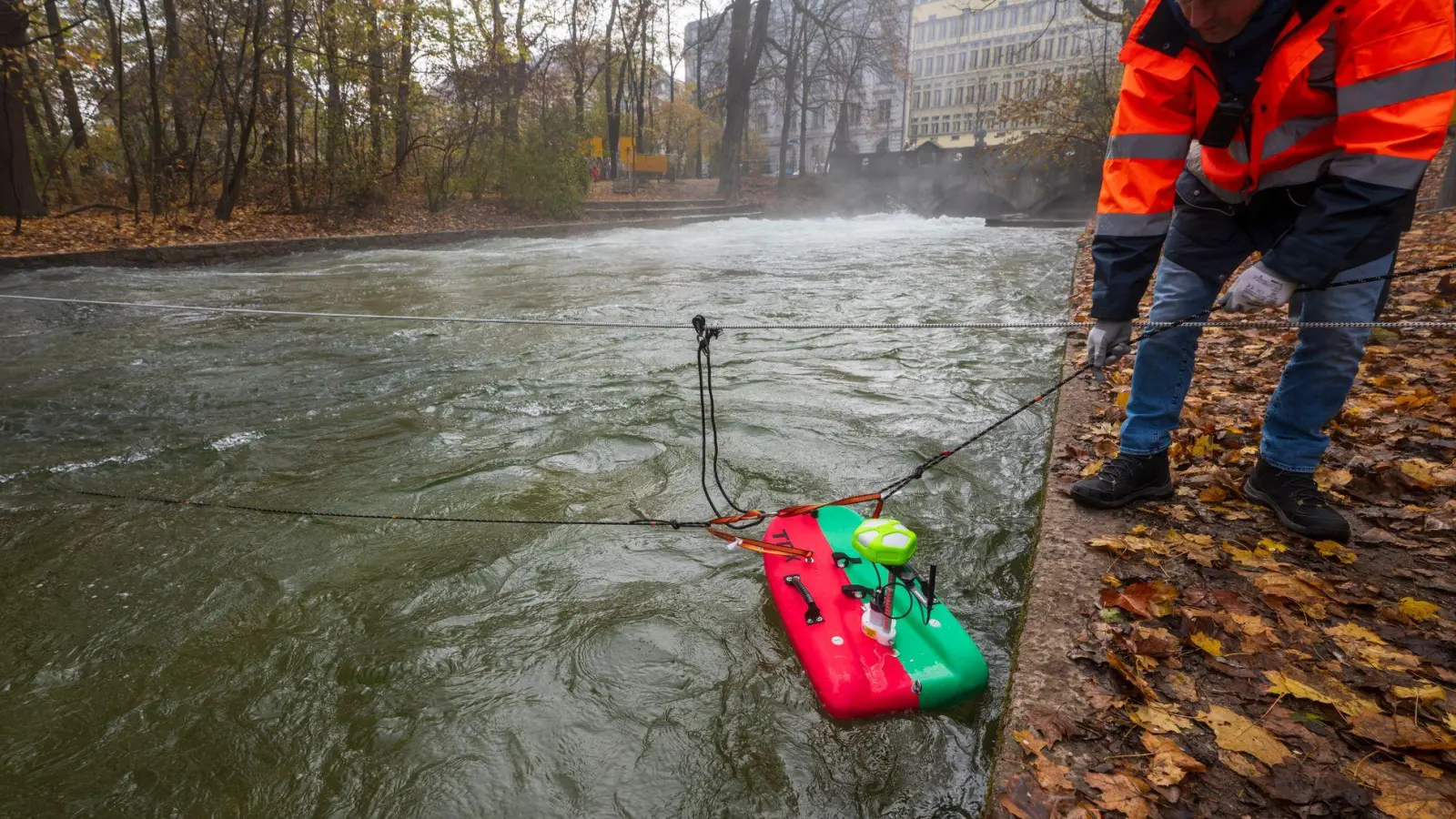 Am Eisbach in München laufen Messungen, nachdem sich die Surfwelle dort nicht mehr aufbaut. (Foto: Peter Kneffel/dpa)