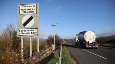 Ein Straßenschild mit der Aufschrift „Willkommen in Nordirland“ an der Grenze zwischen Nordirland und der Republik Irland. (Foto: Peter Morrison/AP/dpa)