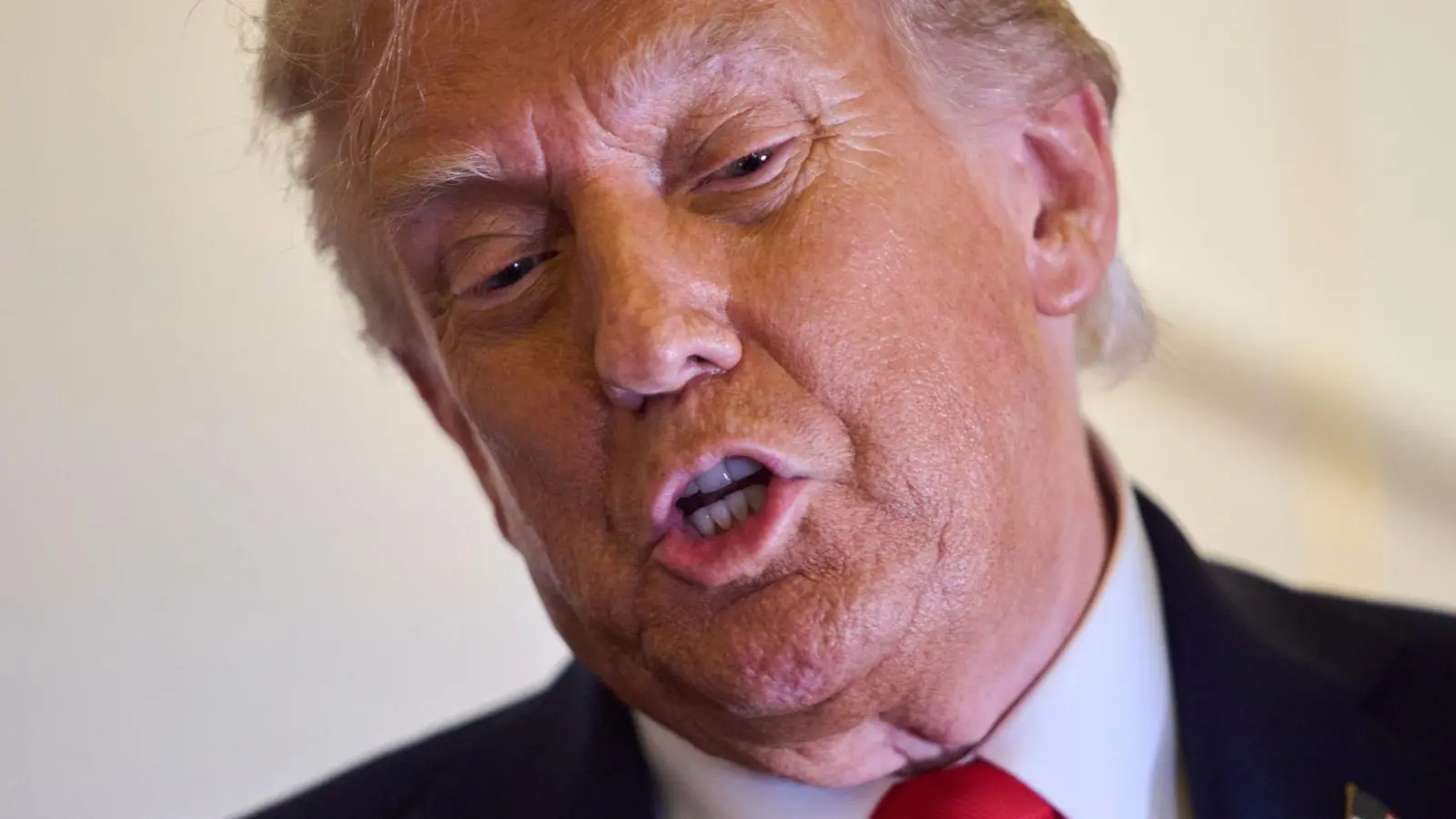 Trump beschwert sich öfter über kritische Berichterstattung über ihn.  (Foto: Evan Vucci/AP/dpa)