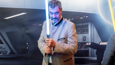 Wohl keine Waffe für den politischen Nahkampf: Markus Söder hält ein Lichtschwert. (Archivbild) (Foto: Daniel Vogl/dpa)