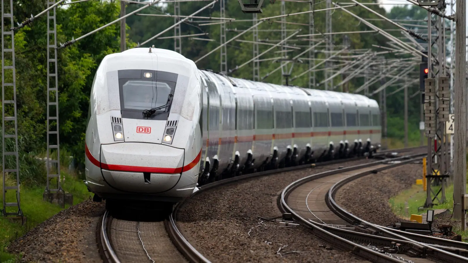 Auf der Strecke zwischen Berlin und Hamburg soll es künftig lückenlos 5G-Mobilfunk geben (Archivbild). (Foto: Soeren Stache/dpa)