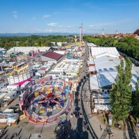 Mit dem Gäubodenfest in Straubing ist eines der beliebtesten und größten Volksfeste Bayerns gestartet.   (Foto: Armin Weigel/dpa)