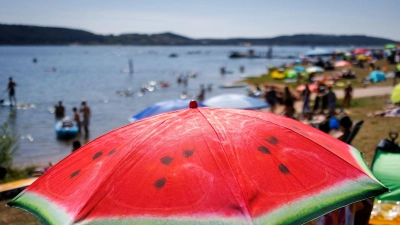Das Baden im Kleinen Brombachsee ist wegen Blaualgen derzeit untersagt. (Symbolbild) (Foto: Daniel Karmann/dpa)