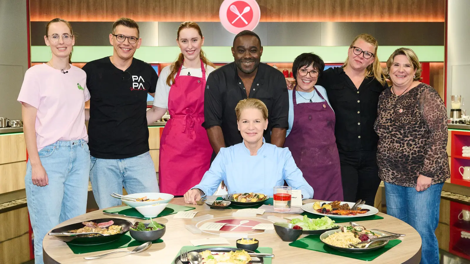 Angela Röschinger (rechts) ging auch aus der Championsweek als Siegerin hervor. Moderiert hat erneut Starkoch Nelson Müller (Mitte), Jurorin der Auftaktsendung war Cornelia Poletto (Mitte, sitzend), die früher selbst einen Michelinstern erkocht hat. (Foto: ZDF/Gunnar Nicolaus)