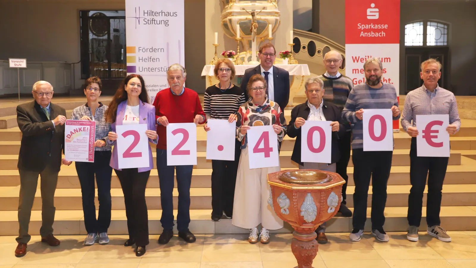 Friedrich Hilterhaus (links), Antje Döllinger (3. von links), Pfarrer Oliver Englert (hinten Mitte) und andere Beteiligte präsentierten den Spendenerlös des Benefizkonzerts. (Foto: Oliver Herbst)