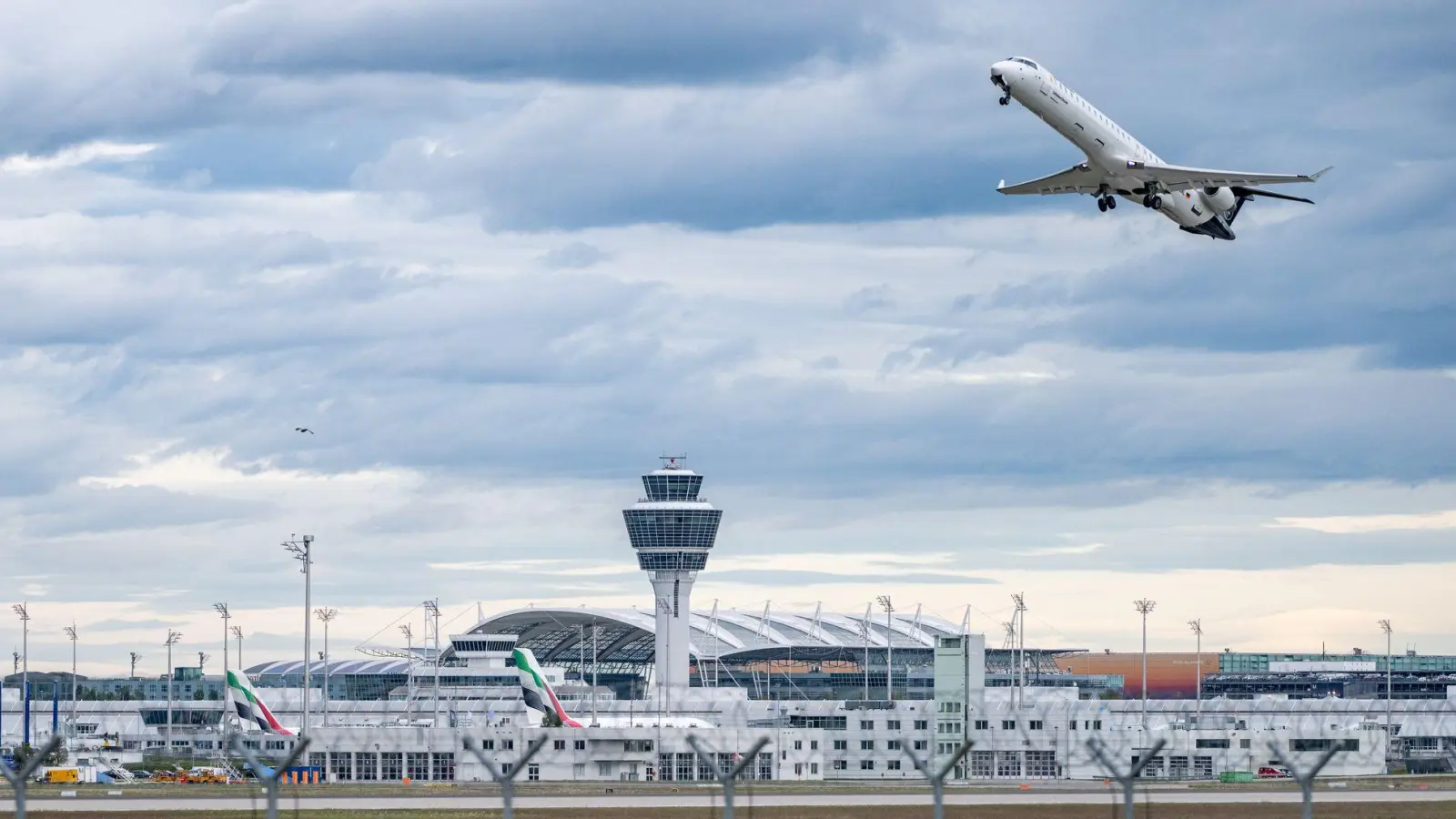 Der Flughafen München. Alle drei internationalen Flughäfen Bayerns berichten über steigende Passagierzahlen. (Archiv) (Foto: Armin Weigel/dpa)