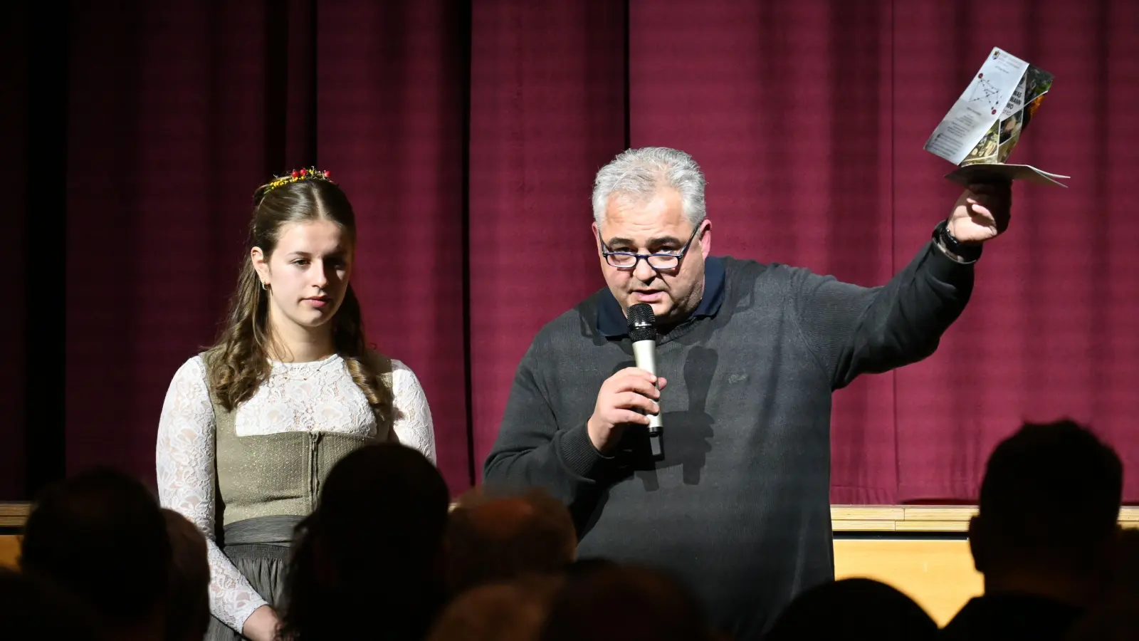 Als Bürgermeister bewies Claus Seifert auch regelmäßig Entertainerqualitäten, wie hier beim städtischen Kulturauftakt im Januar. In einem Jahr tritt der Mittfünfziger aus dem politischen Rampenlicht.  (Foto: Andreas Reum)