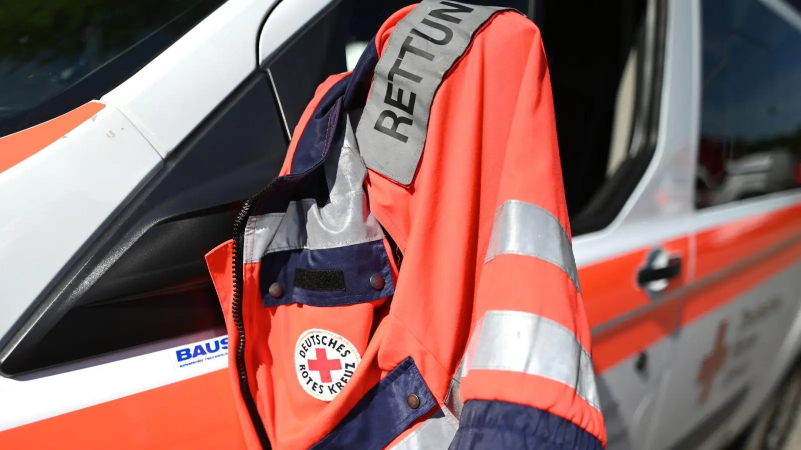 Sanitäter bringen die Verletzten in eine Klinik. (Symbolbild) (Foto: Patrick Seeger/dpa)