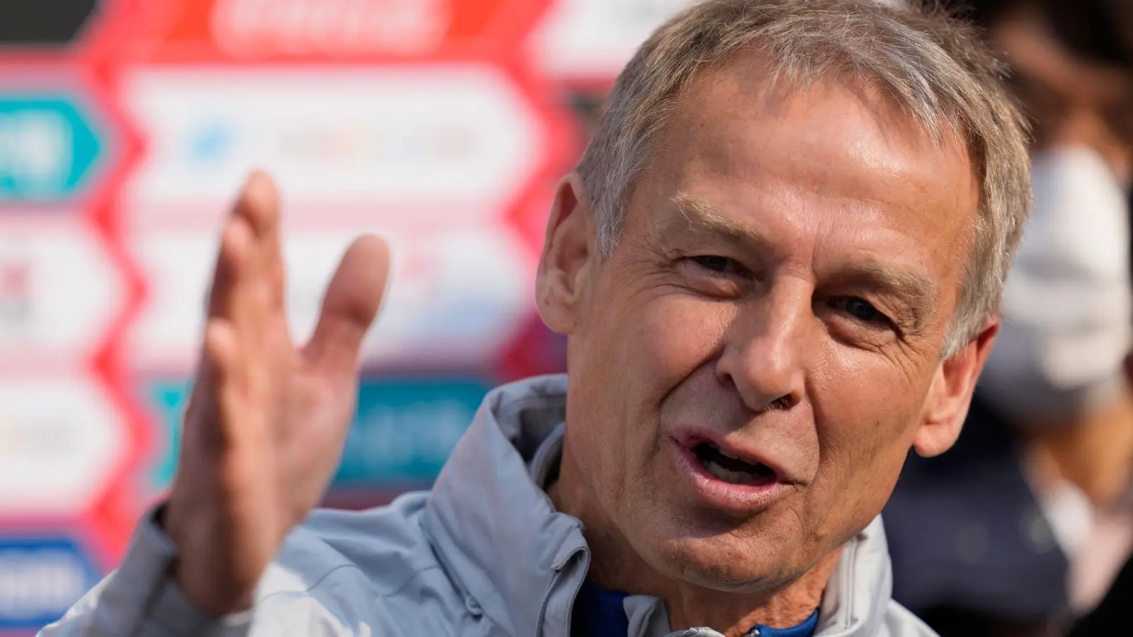 Ex-DFB-Coach Jürgen Klinsmann (r) ist neuer Nationaltrainer von Südkorea. (Foto: Lee Jin-man/AP)