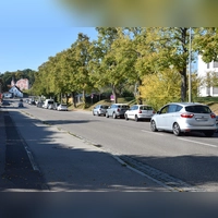 Weil die Fahrbahn breit genug ist und die parkenden Autos auch als Verkehrsberuhigung dienen, empfahl die Ansbacher Stadtverwaltung, den CSU-Antrag für ein absolutes Halteverbot in der Feuchtwanger Straße abzulehnen. (Foto: Florian Schwab)