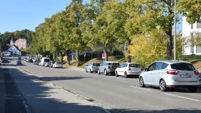 Weil die Fahrbahn breit genug ist und die parkenden Autos auch als Verkehrsberuhigung dienen, empfahl die Ansbacher Stadtverwaltung, den CSU-Antrag für ein absolutes Halteverbot in der Feuchtwanger Straße abzulehnen. (Foto: Florian Schwab)