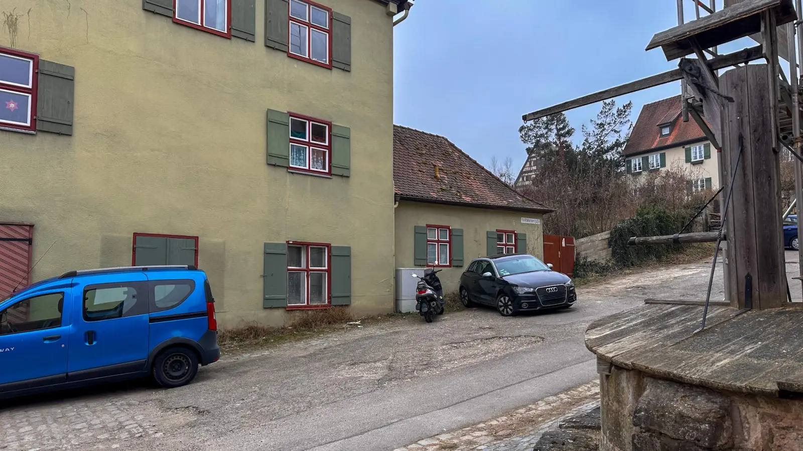 Der Straßenbelag des sanierungsbedürftigen Teils der Roßbrunnengasse in der Dinkelsbühler Altstadt gleicht derzeit einem Flickenteppich. (Foto: Martina Haas)