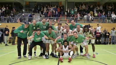 Topscorer Brad Newman (unten) genießt den Erfolg im Stillen, seine Teamkollegen von hapa Ansbach lassen ihrer Begeisterung freien Lauf. (Foto: Martin Rügner)