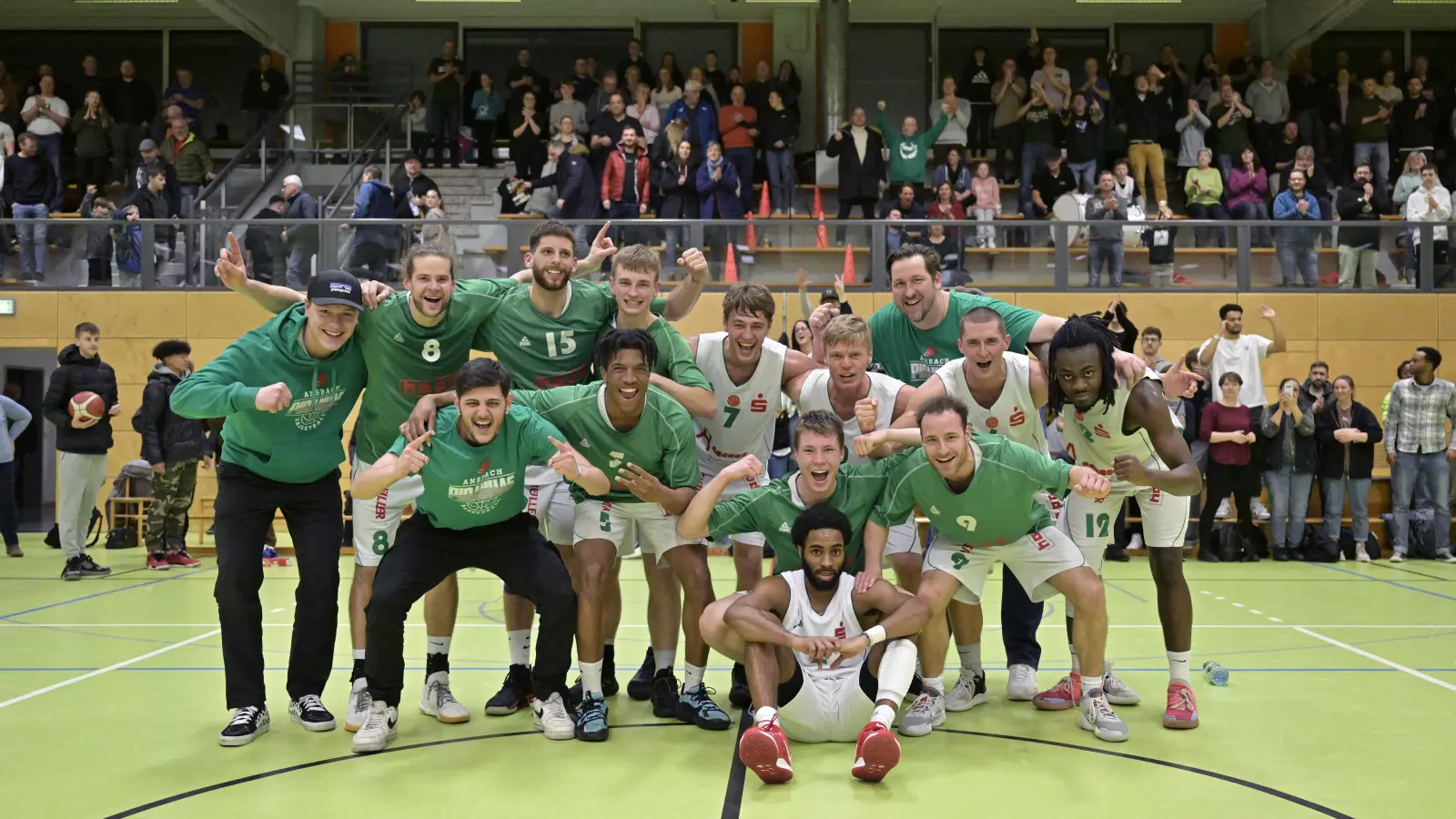 Topscorer Brad Newman (unten) genießt den Erfolg im Stillen, seine Teamkollegen von hapa Ansbach lassen ihrer Begeisterung freien Lauf. (Foto: Martin Rügner)