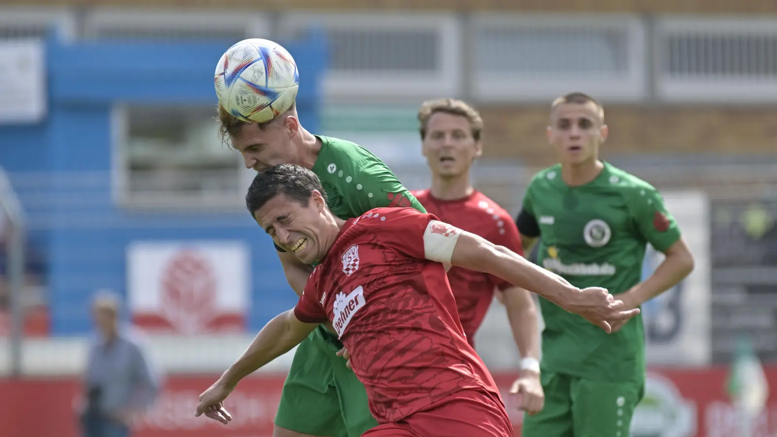 Autsch, das tut weh: Der TSV Rain (vorne Altin Maxhuni im Kopfballduell mit dem Ansbacher Jonas Sauerstein) verlor das Hinspiel 1:3. Ob es ein Rückspiel gibt, ist fraglich. (Foto: Martin Rügner)