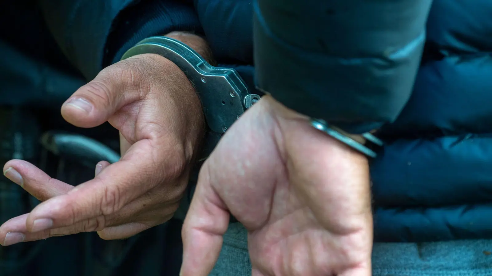 Zwei Männer flohen vor der Polizei bei Ansbach – wohl weil sie gerade auf Diebestour waren. Die Aktion endete mit einer Festnahme. (Symbolbild: Stefan Sauer/dpa/Illustration)