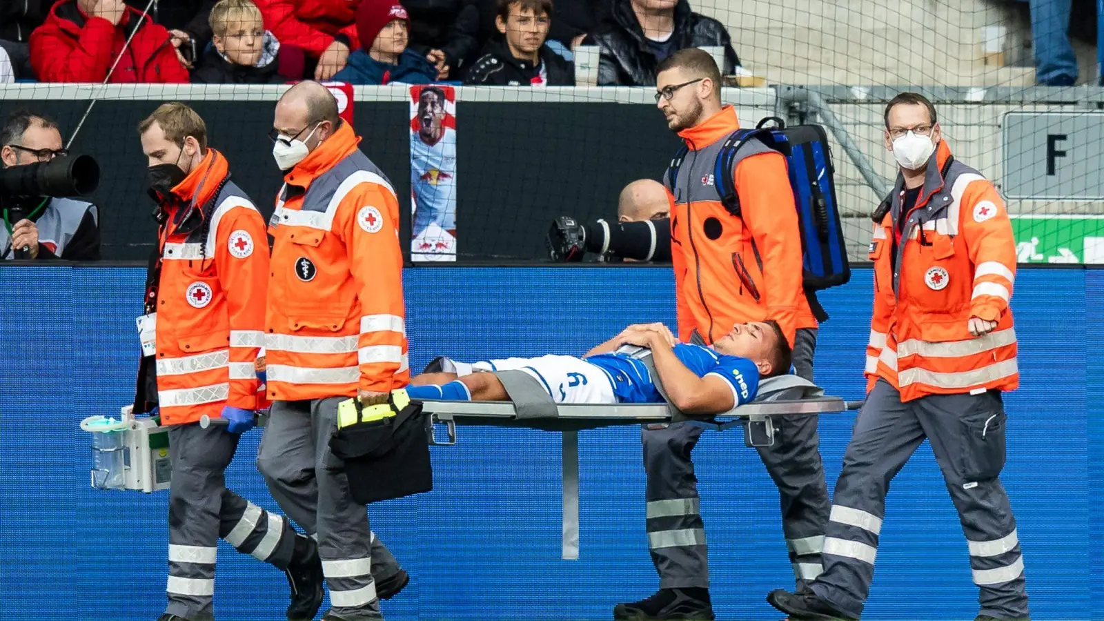 Hoffenheims Grischa Prömel muss verletzt von Rettungssanitätern vom Platz getragen werden. (Foto: Tom Weller/dpa)