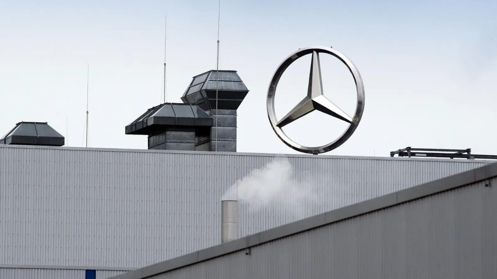 In Ludwigsfelde stellen rund 2.000 Beschäftigte Sprinter mit offenen Baumustern her. (Archivbild) (Foto: Soeren Stache/dpa-Zentralbild/dpa)