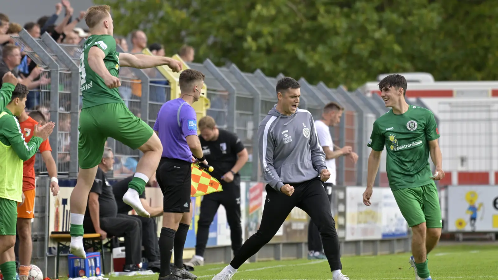 Jubel zum Abpfiff: Trainer Christoph Hasselmeier (Mitte) mit dem springenden Torschützen Niklas Seefried und Pepe Brekner (rechts). (Foto: Martin Rügner)