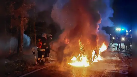 Ein Kleinbus ist bei Gerhardshofen ausgebrannt. Der Fahrer konnte sich retten.  (Foto: Mirko Fryska)