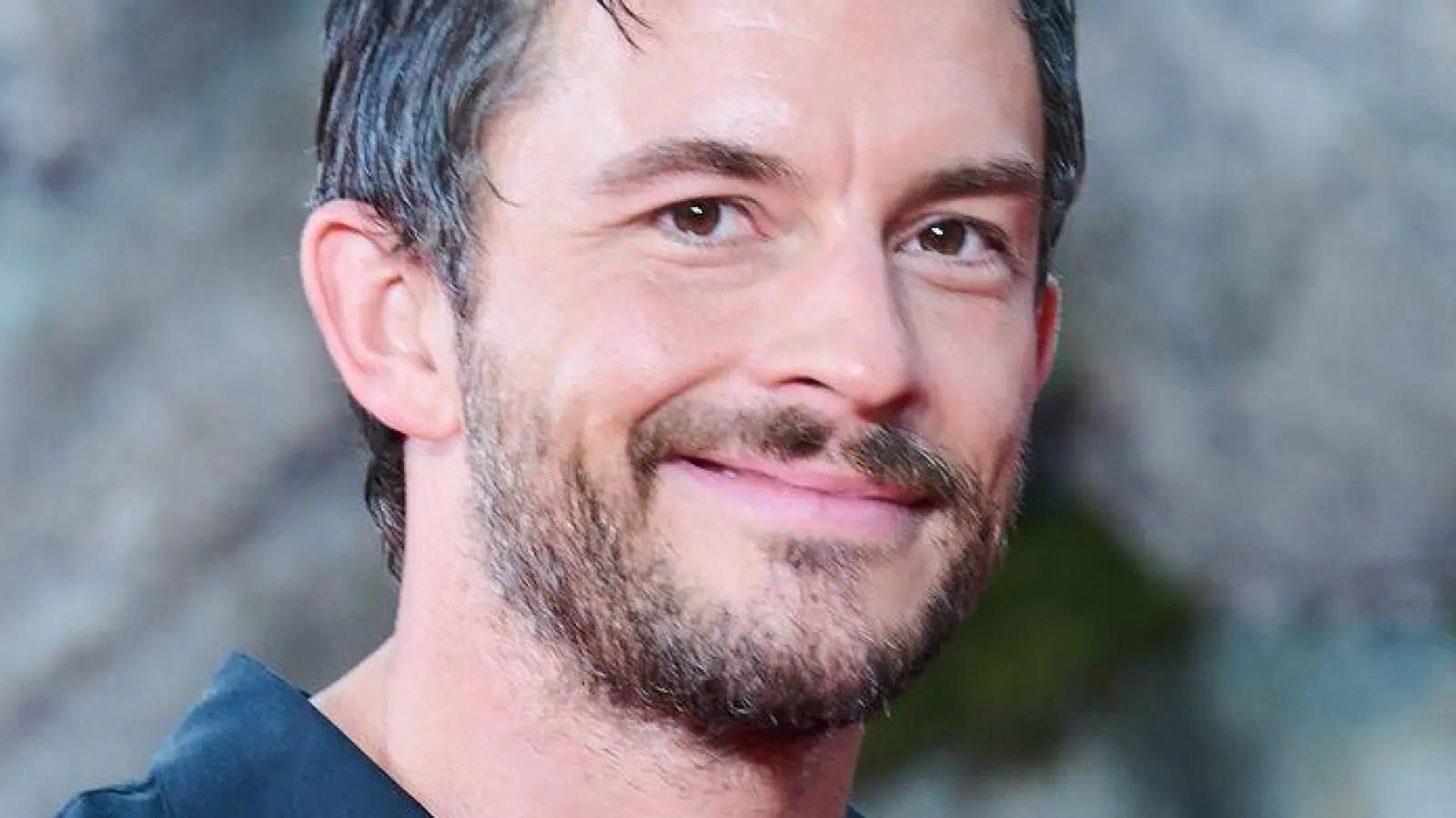 Hollywoodstar Jonathan Bailey hat über die Einschränkungen und Probleme gesprochen, die er in der Schule als schwuler Teenager hatte. (Archivbild) (Foto: Annette Riedl/dpa)