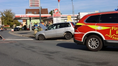 Mit diesem silbernen Wagen rammte ein 24-Jähriger am Montag in Uehlfeld ein am Straßenrand geparktes Fahrzeug. Als Ursache nannte der junge Mann gegenüber der Polizei einen „Sekundenschlaf“ am Steuer. (Foto: K.H. Panzer)