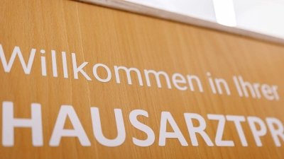 Die Zahl der Hausärzte in Bayern ist zuletzt gestiegen - wenn auch nur leicht. (Symbolbild) (Foto: Daniel Karmann/dpa)